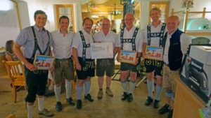 Team „d´Hörnerdörflar“ bei der Siegerehrung. V.l.n.r: Philipp Schmid, Wolfgang Weißmüller (BSV Geschäftsführer), Manfred Baldauf (BSV Präsident), Prof. Dr. Hubert Waltl (AUDI AG), Stefan Luitz, Reinhold Merle (BSV) (Bildrechte BSV)