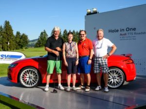 Team Bayerischer Skiverband gut gelaunt vor dem Abschlag. V.l.n.r: Josef Rieger, Sabine Schuckat-Dorn (Fa. Garmin), Manfred Baldauf (BSV Präsident), Dr. Klaus Seifert. (Bildrechte Paul Foto)