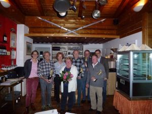 Flankiert von den beiden Vorsitzenden Tina Kutter (links) und Hans Wüstendörfer (rechts hinten) wurden von links Johann Götz, Ilse Neuner, Rudi Geiger, Dr. Richard Wiedemann (alle 50 Jahre) und Kurt Schmiedle (60 Jahre) für ihre Treue zum Verein geehrt. Im Vordergrund das neu ernannte Ehrenmitglied Ursula Geiger. 