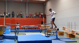 Felix Lindenmayer/TSV Heimenkirch (U16) auf dem Stufenbarren (Gleichgewichtsparcours)