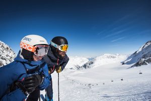 aussicht-genießen-beim-skifahren-c-stubaier-gletscher-andre-schoenherr