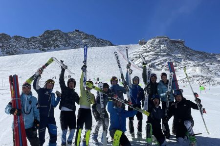 Das Nachwuchsleistungszentrum Ost Herren Team trainiert am Schnalstaler Gletscher