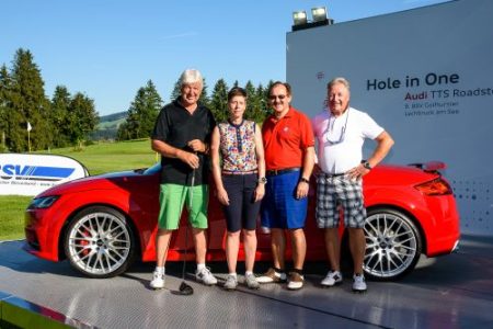 Team Bayerischer Skiverband gut gelaunt vor dem Abschlag. V.l.n.r: Josef Rieger, Sabine Schuckat-Dorn (Fa. Garmin), Manfred Baldauf (BSV Präsident), Dr. Klaus Seifert.
(Bildrechte Paul Foto)