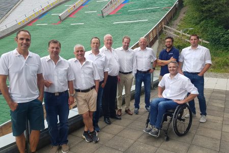 Der Vorstand des Skiclub Oberstdorf und die Geschäftsführer der SVG  mit Christian Titscher, Christoph Hörmann, Michael Rydzek, Willi Geiger, Peter Kruijer, Andreas Gehring, Georg Geiger, Florian Stern, Christian Rapp und Cornel Becherer (v. l).