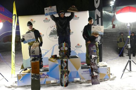 Mit Peter Lotz (li.) und Jakob Ganserer (re.), beide von der Christophorusschule, schafften es zwei Sportler des WSV Bischofswiesen aufs Stockerl bei den Deutschen Meisterschaften im Big Air. Der Titel ging an Finn Könen, der einen perfekten Sprung zeigte.