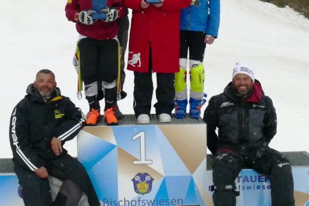 Die Sieger der Chiemgaumeisterschaften 2022 im Slalom v.li. Stefan Krause (Kinder), Leo Catalano, Mona Aumann (beide Schülermeister) und Eva Maria Walch. Sitzend die beiden Sportwarte Alpin des SV Chiemgau Luggi Moderegger (li.) und Marcus Kreidler