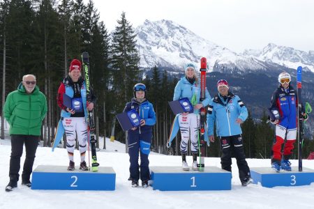 Bei der Siegerehrung strahlten die Damen um die Wette. V.li. Wilfried Däuber (Vorstand SK Berchtesgaden), Leni Schmotz, Katharina Hund (Beste U 18), Jessi Hzinger, Sportdirektor Alpin des Deutschen Skiverbandes Wolfgang Maier und die Drittplatzierte Tifany Roux.