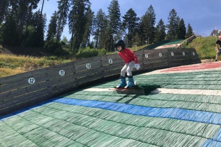 Fynn aus Bali übt auf Bischofsgrüner Kindersprungschanze