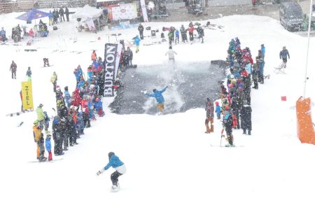 Nacheinander fuhren die Snowboarder über das Wasserbecken am Götschen. Bei viel Anlauf noch am Anfang machte das keinerlei Probleme, weil niemand unterging