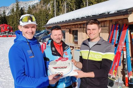 Techniktrainer Hannes Wallner überreichte die Olympiatorte an die Silbermedaillengewinner Linus Straßer (li.) und Alex Schmid, die sich darüber sichtlich freuten. Auf dem Bild fehlt der Dritte im Bunde beim Teambewerb Julian Rauchfus.